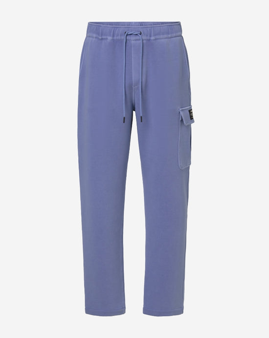 Un pantalón de Ecoalf azul lavanda sostenible de cintura elástica con cordón, con un bolsillo lateral grande con solapa.