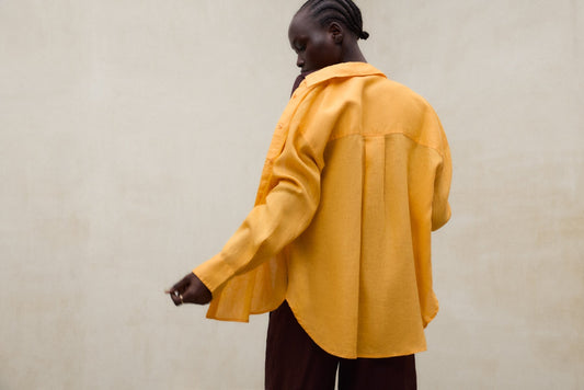 Camisas de moda: cortes oversize y texturas naturales para el día a día