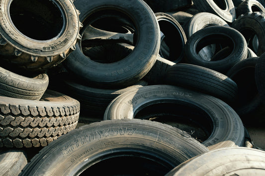 Caucho reciclado: qué es y cómo se usa en la moda
