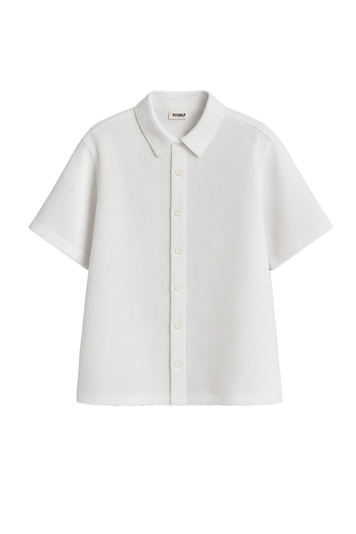 Una camisa de Ecoalf blanca sostenible de manga corta y cuello clásico, en tejido ligero, con botones al frente.