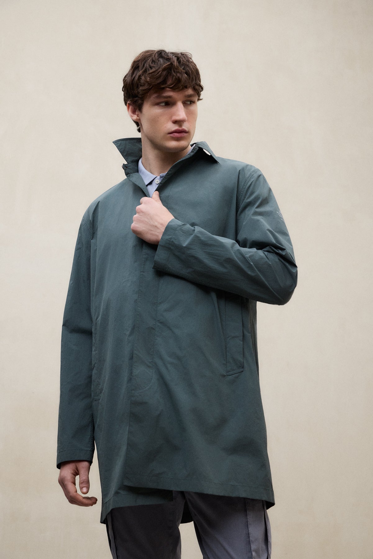GRÜNER PACKBARER VESTAL-TRENCHCOAT