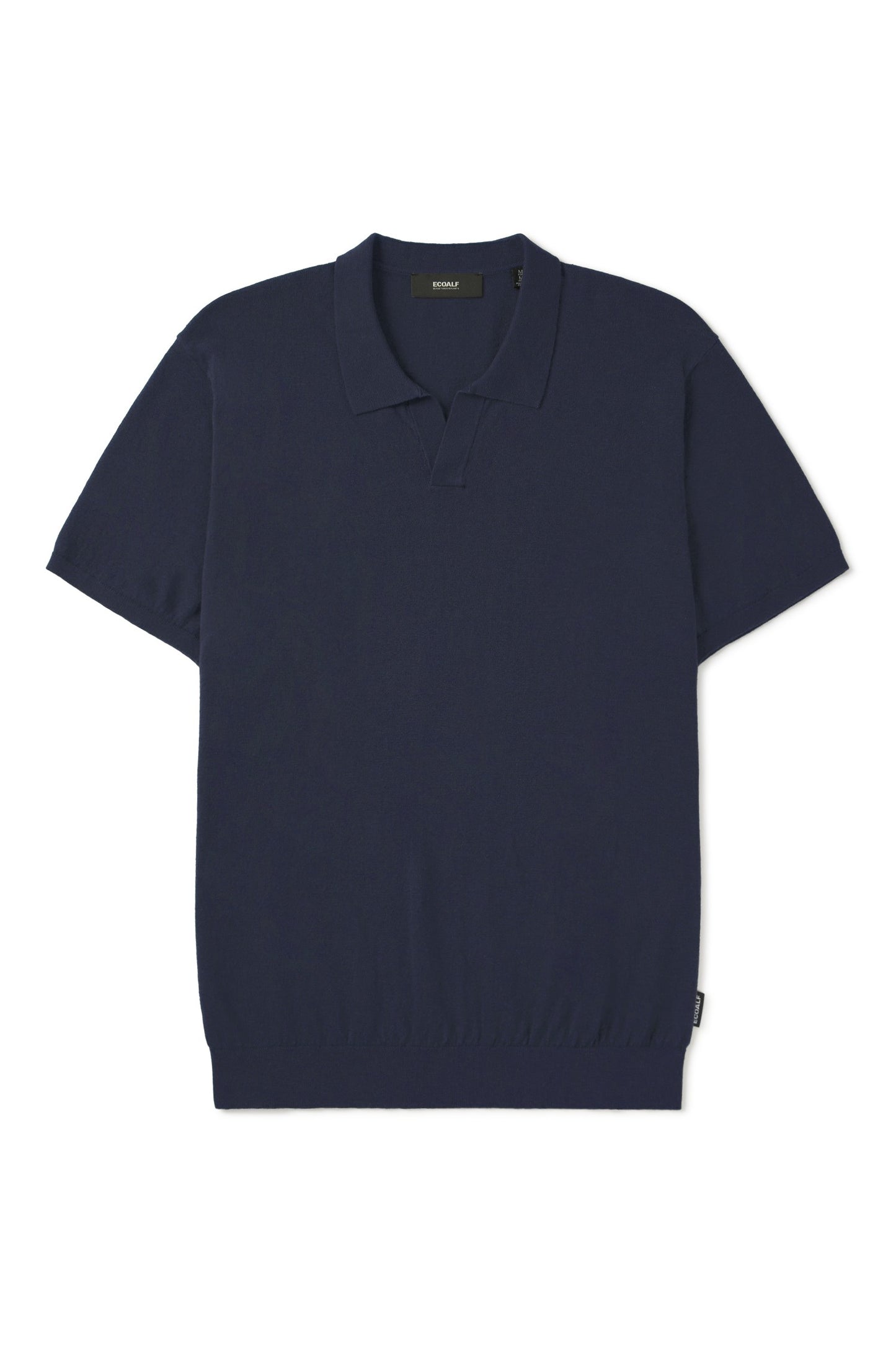 Un polo de Ecoalf azul marino sostenible de manga corta, cuello clásico y punto texturizado.