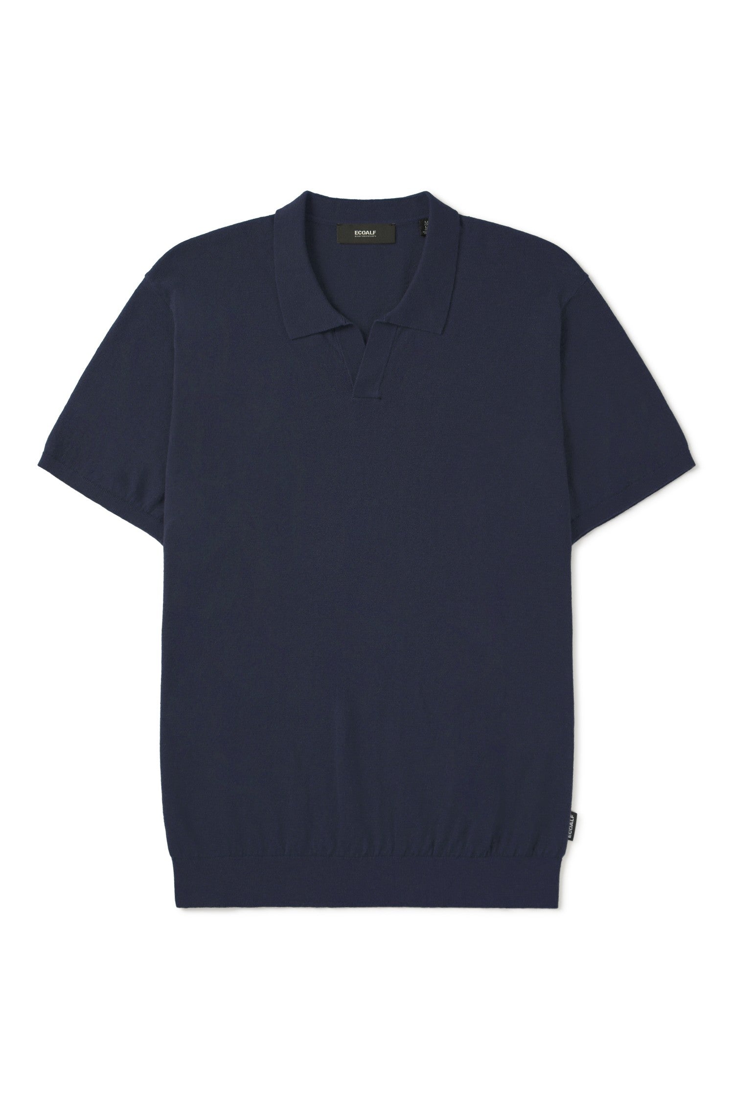 Un polo de Ecoalf azul marino sostenible de manga corta, cuello clásico y punto texturizado.