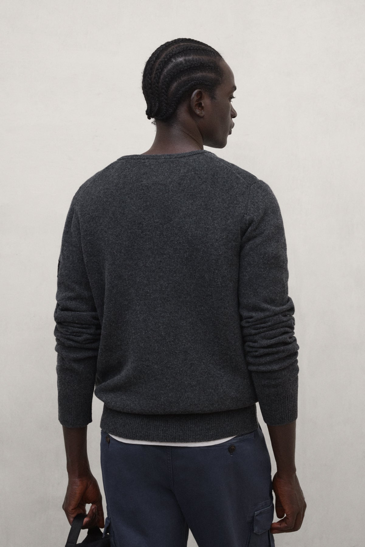 DUNKLER GRAUER TAL-PULLOVER
