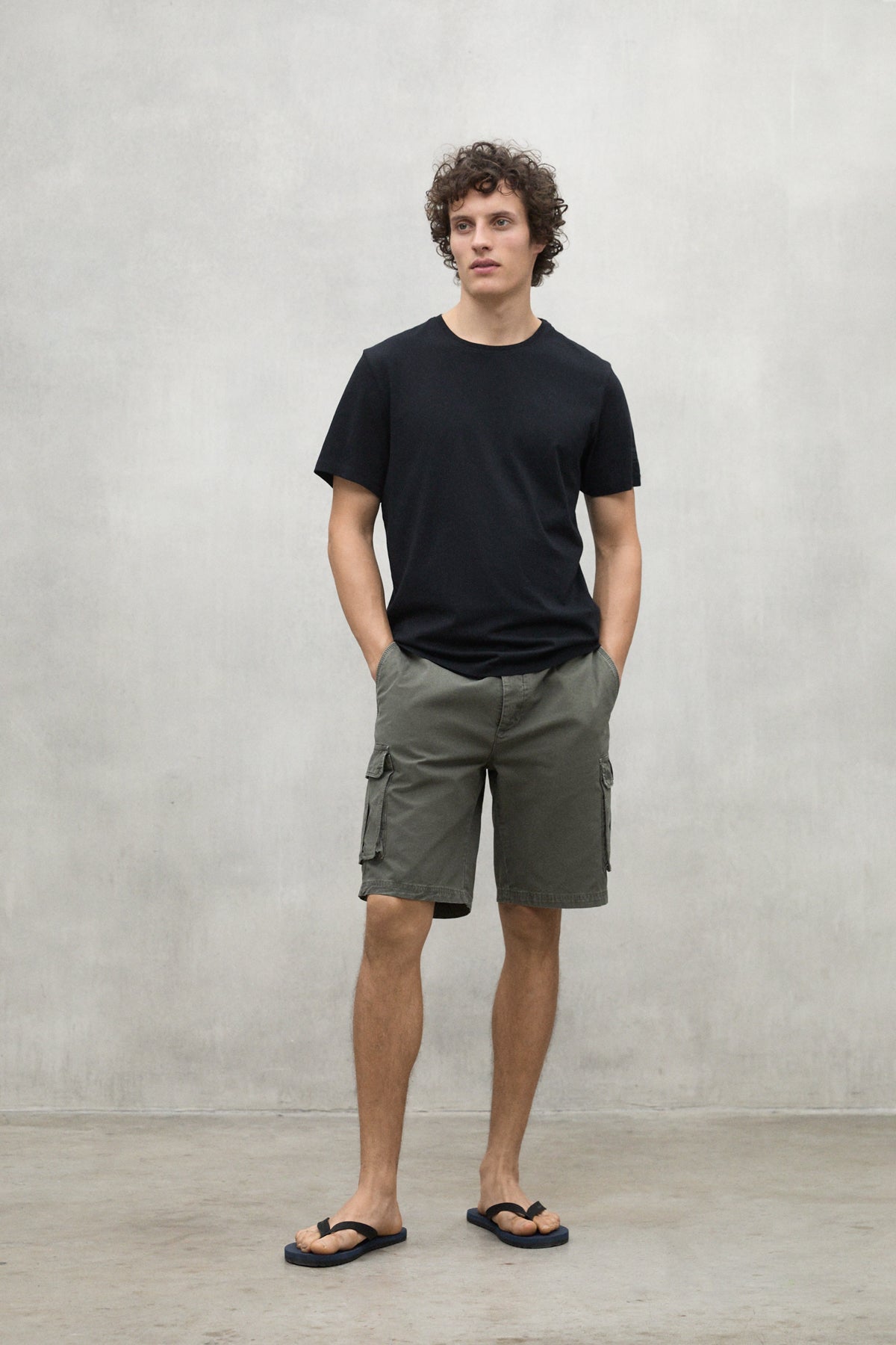 BLACK VENT T-SHIRT