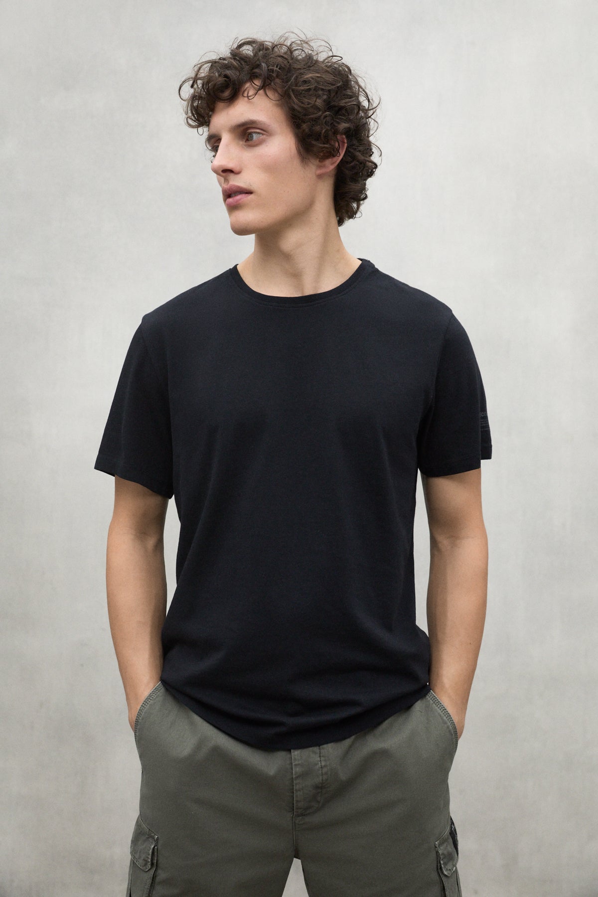 BLACK VENT T-SHIRT