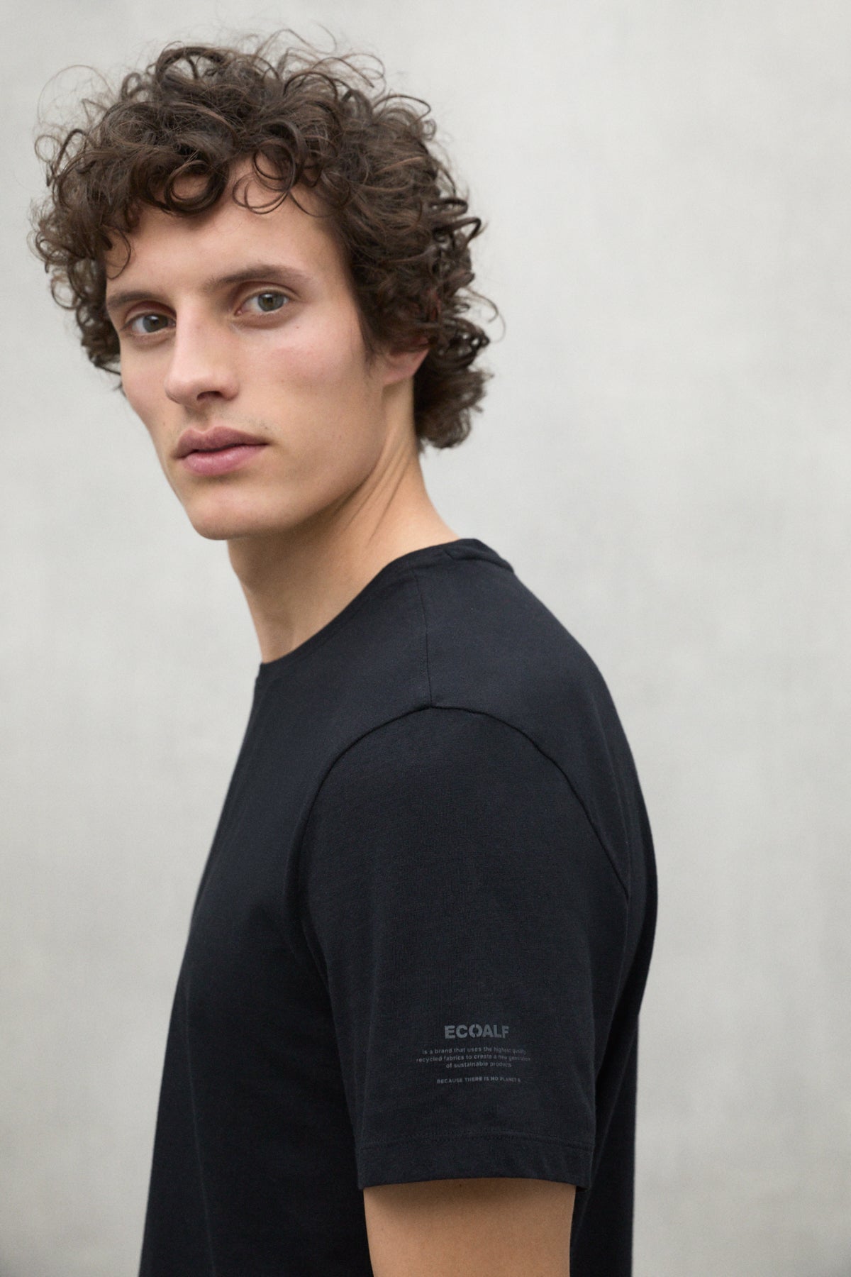 BLACK VENT T-SHIRT