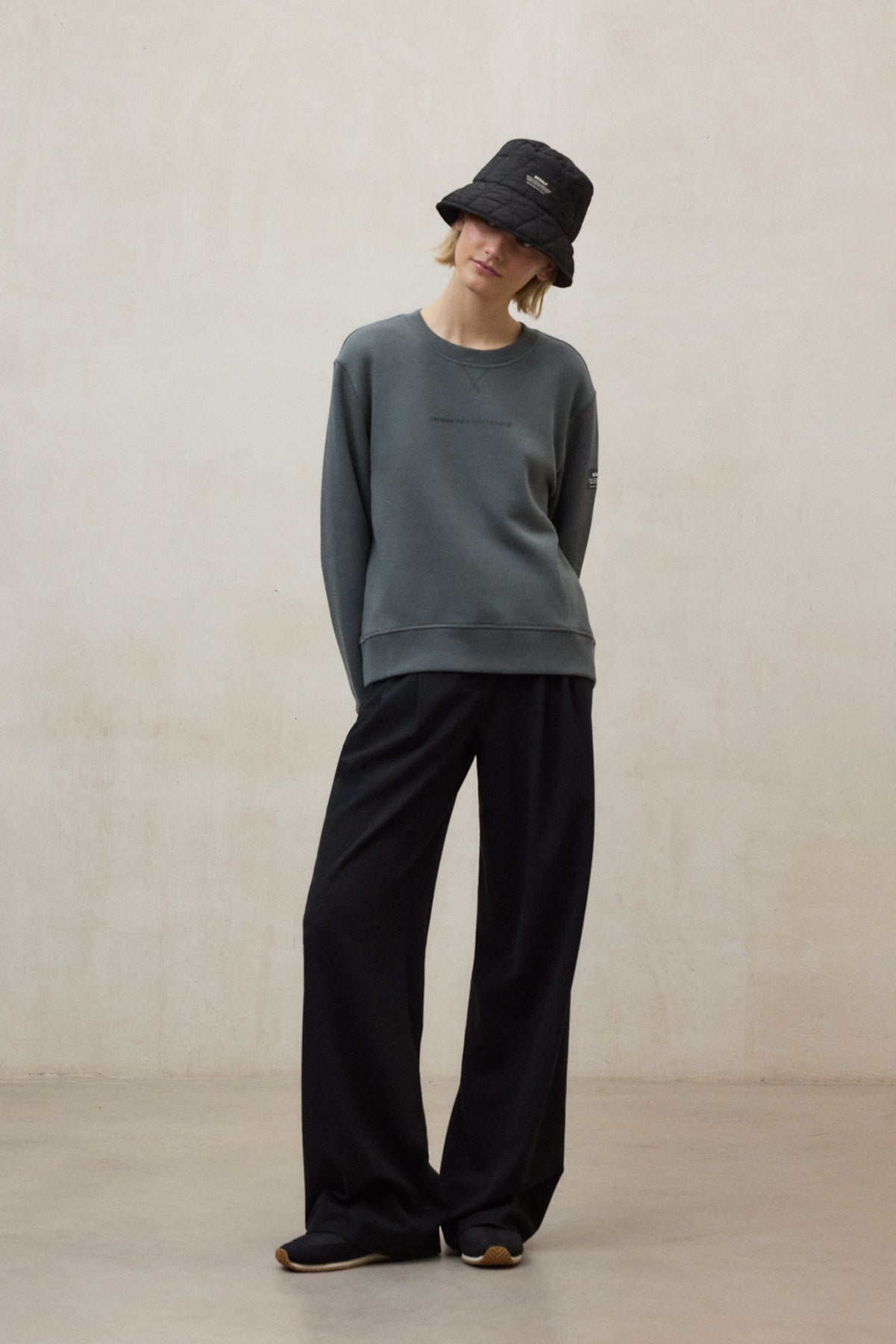 BLACK FLOCK BUCKET HAT