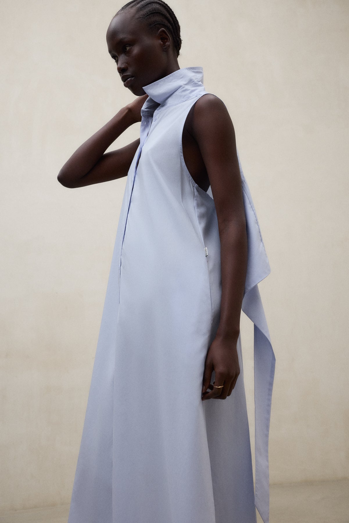 Vestido largo azul sin mangas de la marca Ecoalf, de diseño fluido y confeccionado con materiales reciclados.