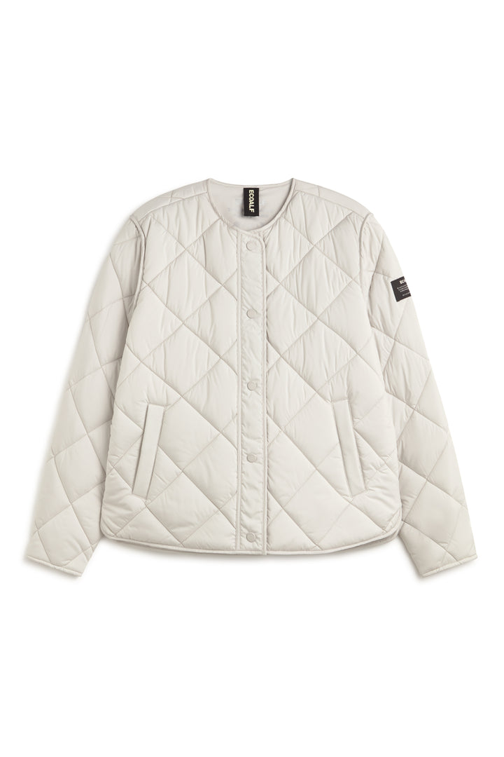 Una chaqueta de Ecoalf acolchada gris claro sostenible con motivo de rombos, botones al frente, cuello redondo, dos bolsillos laterales y etiqueta en la manga.