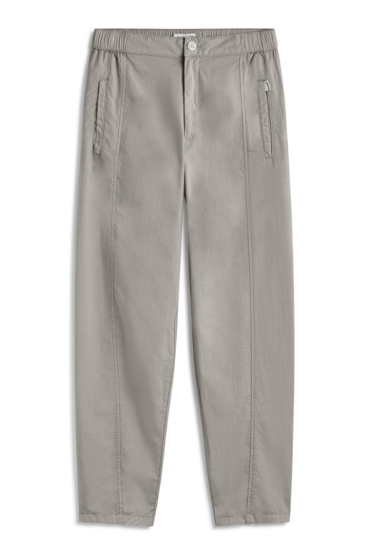Un pantalón de Ecoalf gris claro de corte recto y cintura elástica con botón, con bolsillos laterales discretos, en materiales sostenibles.