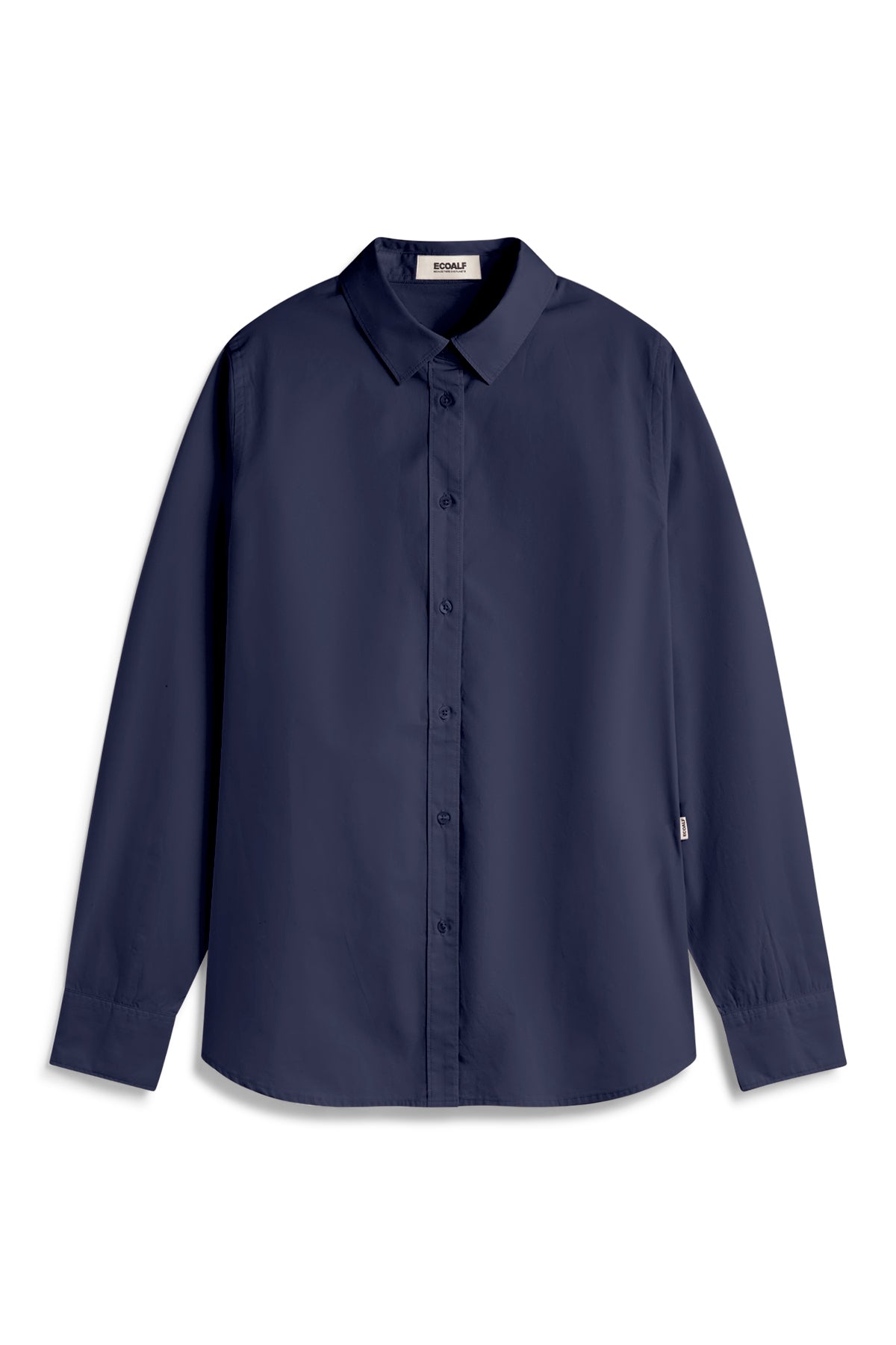 Una camisa de Ecoalf azul marino sostenible de manga larga y cuello clásico, con botones al frente.
