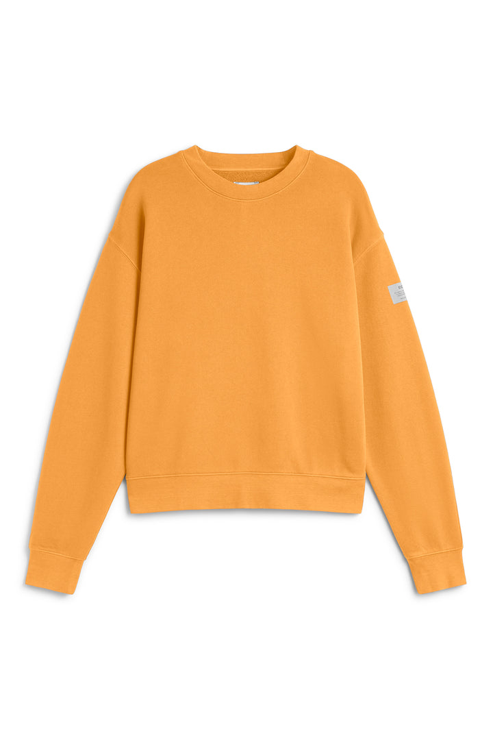 Una sudadera de Ecoalf mostaza sostenible de cuello redondo y manga larga, con una pequeña etiqueta en la manga.
