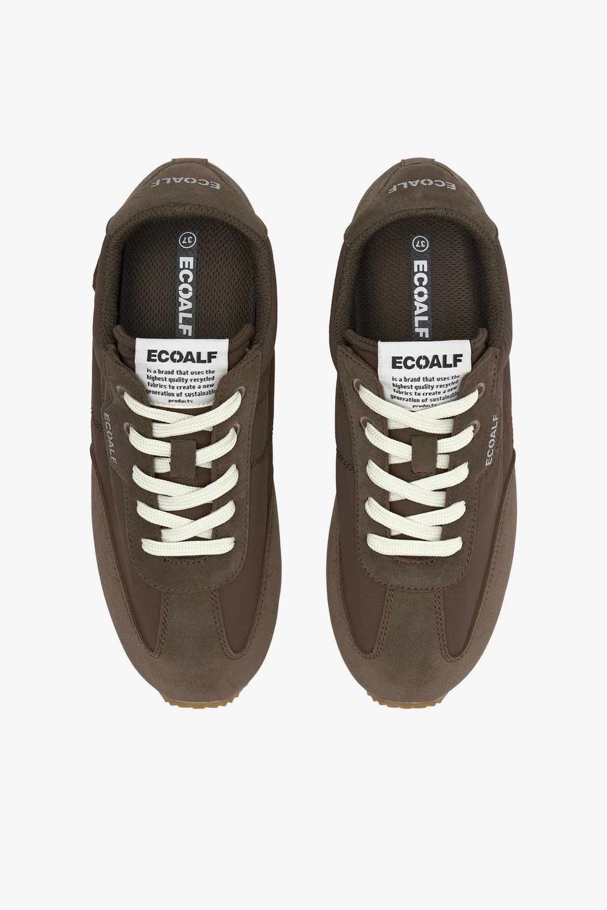 Una zapatilla marrón oscuro sostenible con cordones blancos y suela de goma clara, con el logo de Ecoalf en el lateral.