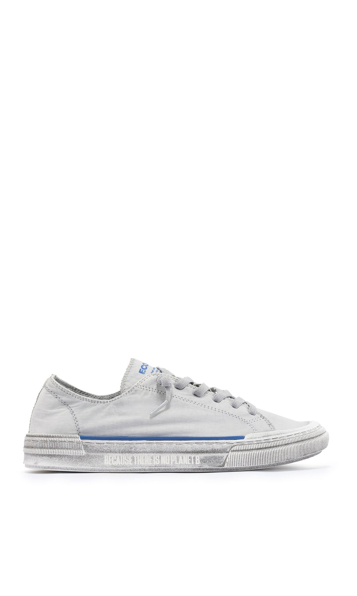Unas zapatillas de Ecoalf gris claro sostenibles con cordones a juego; la suela lleva en relieve el lema "BECAUSE THERE IS NO PLANET B".