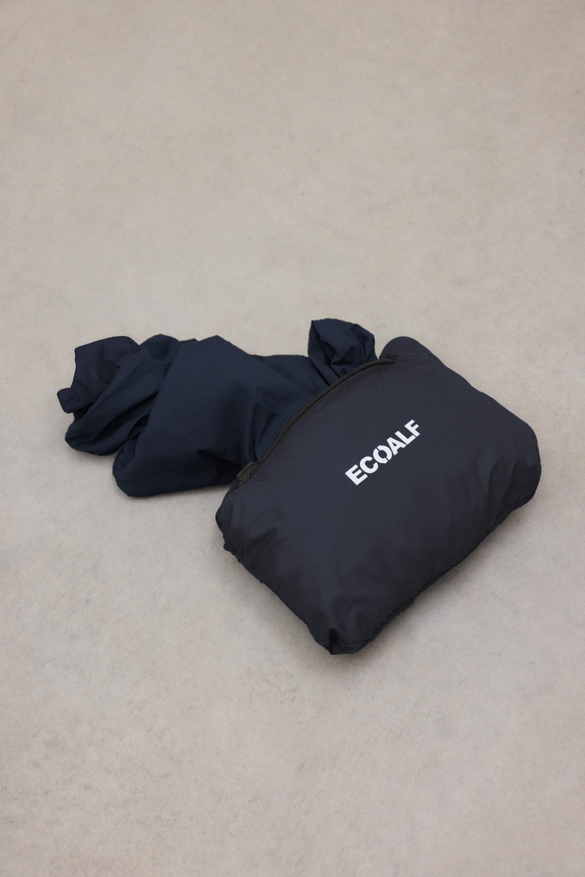 GABARDINA PACKABLE VERNE AZUL MARINO